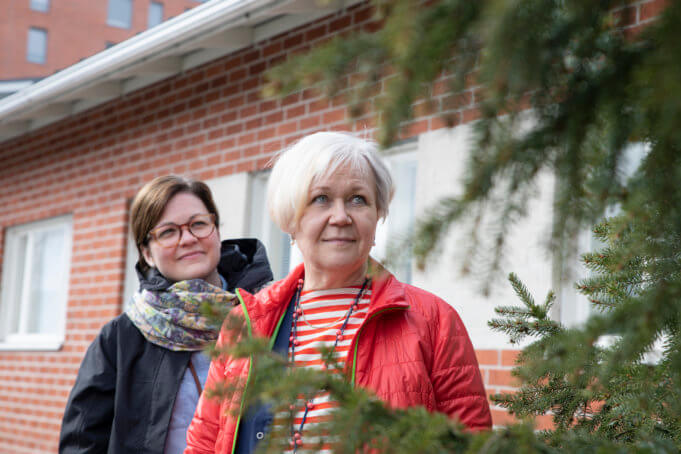Terveydenhoitajat Laura Kuusinen (takana) ja Marita Taipale ovat huomanneet, että luonnon ja liikunnan merkitys on korona-aikana kasvanut monessa lapsiperheessä.