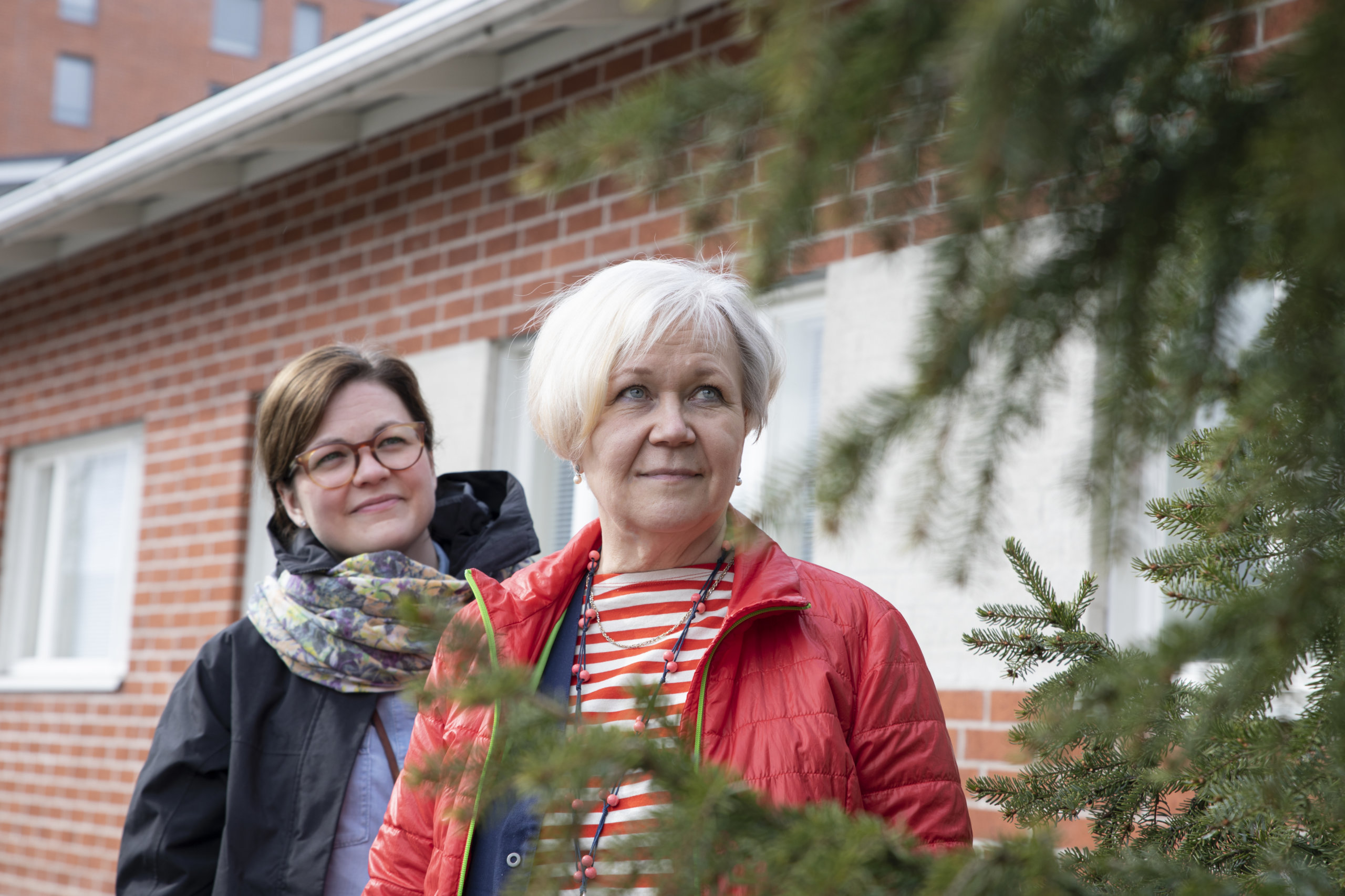 Terveydenhoitajat Laura Kuusinen (takana) ja Marita Taipale ovat huomanneet, että luonnon ja liikunnan merkitys on korona-aikana kasvanut monessa lapsiperheessä.