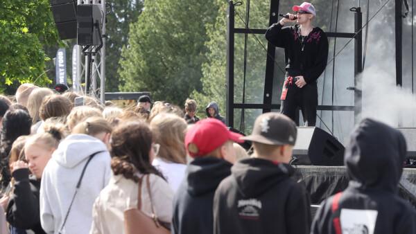 Kangasalalainen uden aallon räp-artisti MAGG avasi lauantaisen Omppurockin