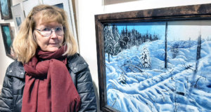 Kirsi Eskola käy mielellään metsässä kävelemässä. Kuva on otettu pääkirjaston Taidetila Terrassa, jossa on esillä Kangasalan Kuvataiteen ystävät ry:n näyttely.
