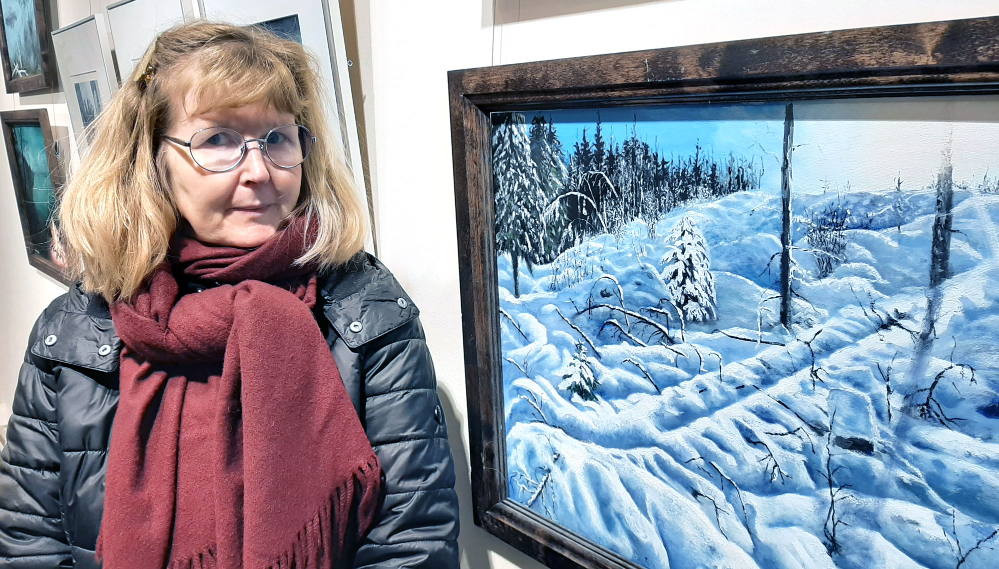 Kirsi Eskola käy mielellään metsässä kävelemässä. Kuva on otettu pääkirjaston Taidetila Terrassa, jossa on esillä Kangasalan Kuvataiteen ystävät ry:n näyttely.