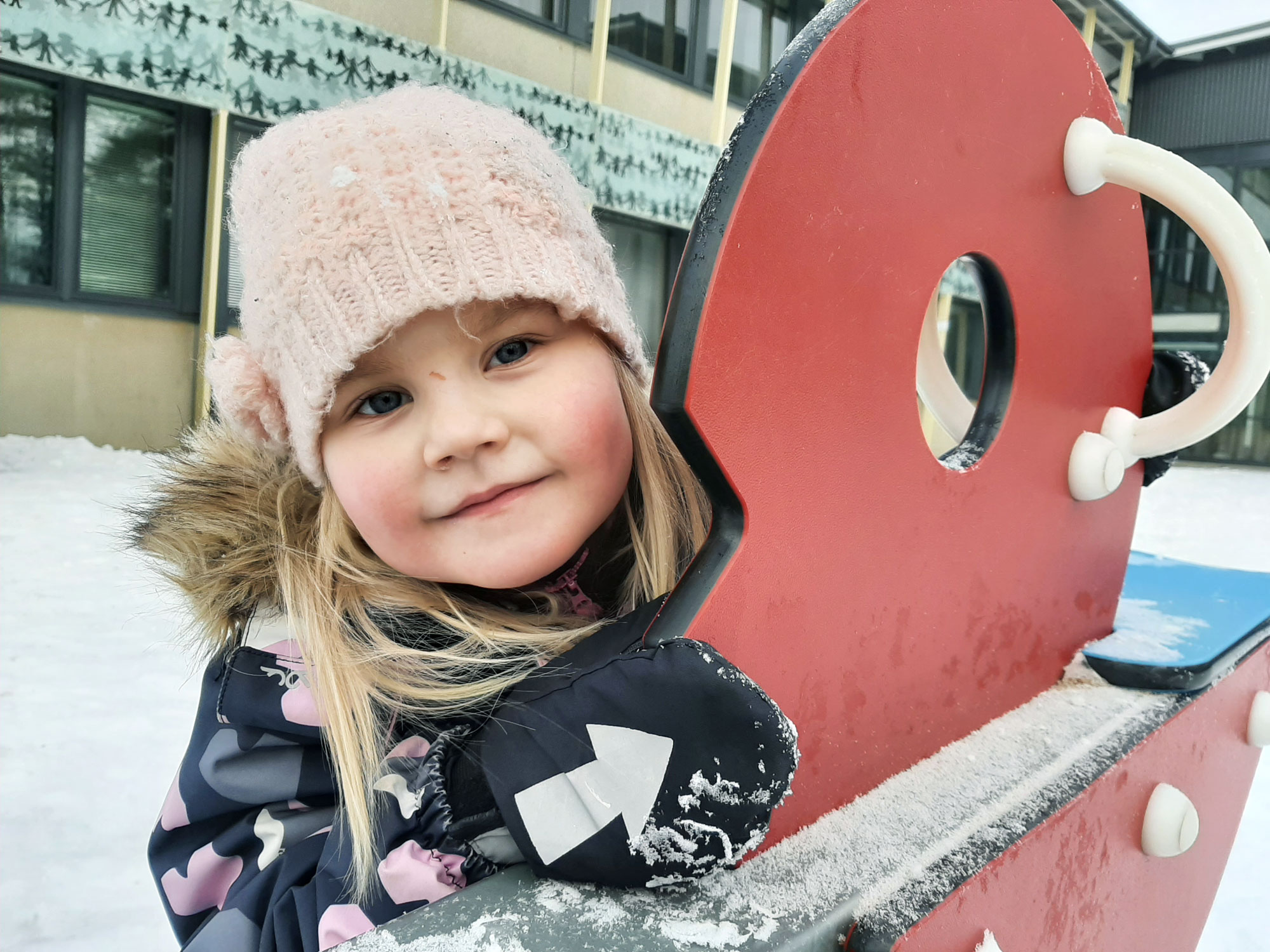Aliisa Lampi täyttää pian viisi vuotta. Sunnuntaina hän kävi puuhailemassa Suoraman koulun eskaripihalla.