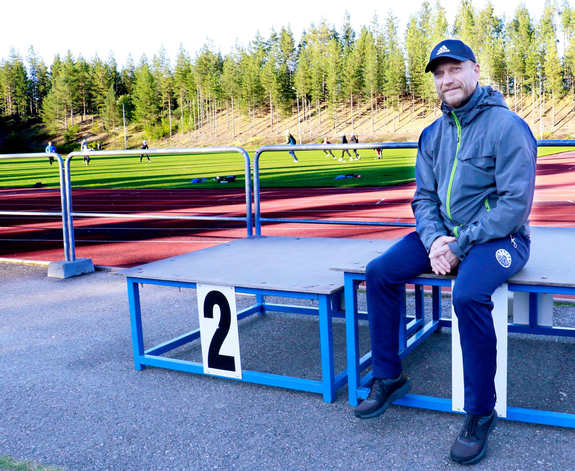 Arto Raiskio toi tyttärensä yleisurheiluharjoituksiin Kyötikkälän kentälle sunnuntaina illansuussa.
