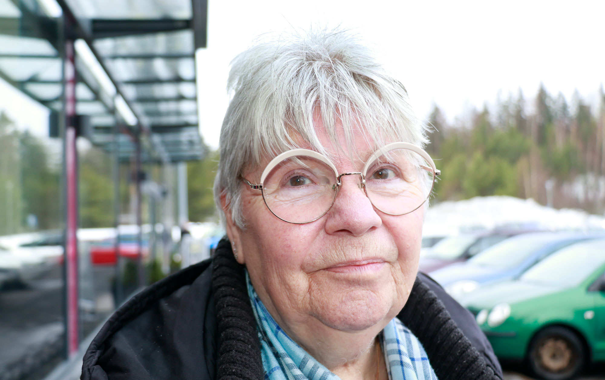 Hanna-Leena Ylistenniemi viettää puolet vuodesta kesämökillään Kangasalan Heponiemessä. Alun perin mökin omisti hänen tätinsä.