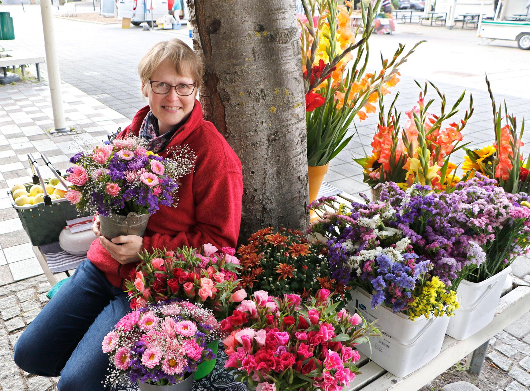Kun Minna Virolainen saa kukat aseteltua myyntivalmiiksi, hän ottaa niistä kuvan.