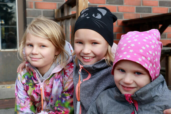 Noora, Niina ja Netta Takala pääsivät mummunsa seurassa karkkiostoksille.