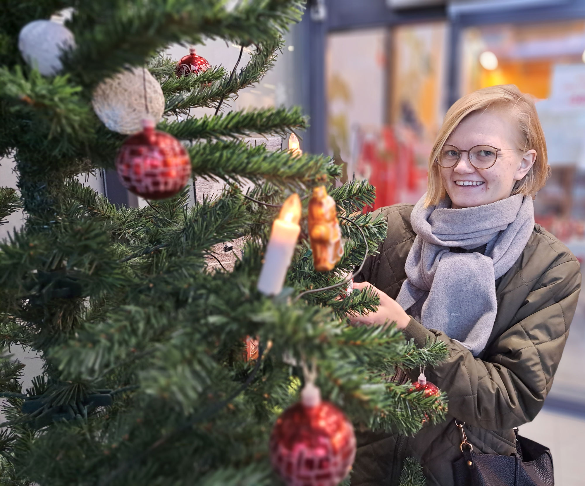 Linnea Honkanen pistäytyi kierrätyskeskuksessa katsomassa, löytyisikö sieltä koristeita jouluksi. 