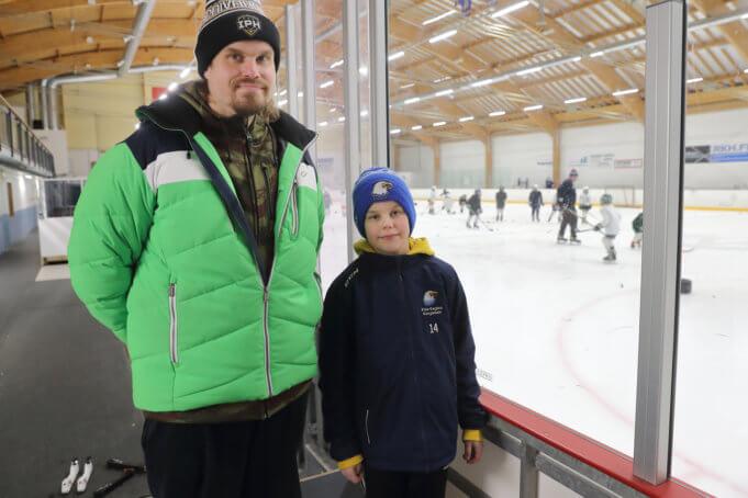 Jari Savolainen valmentaa Kisa-Eaglesin U11-joukkuetta, jossa hänen poikansa Väinö pelaa. Tosin tällä hetkellä jääkiekkoilu on pelkkää harjoittelua, sillä korona on pysäyttänyt valtaosan kiekkosarjoista.
