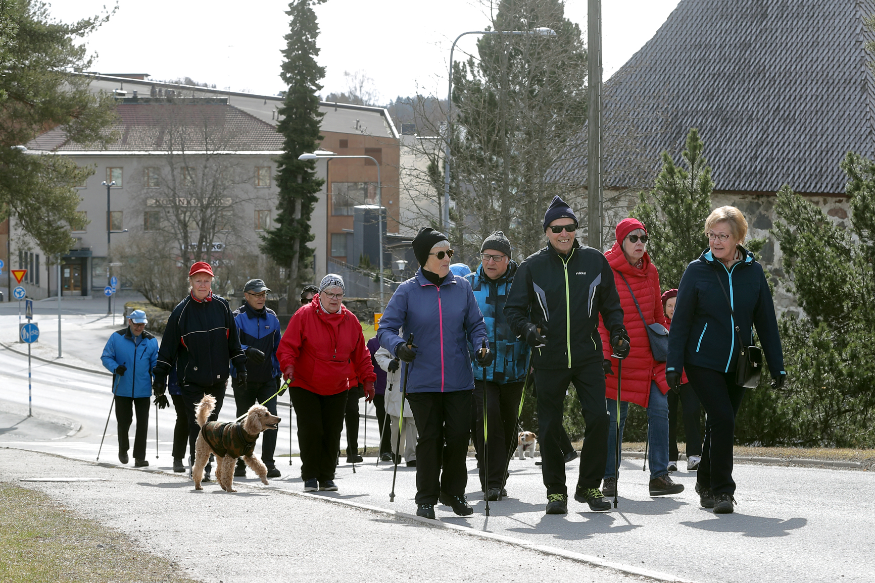Kangasalan kansallisten seniorien kävelyryhmä nousemassa Pirtinmäelle maanantaina aamupäivällä.