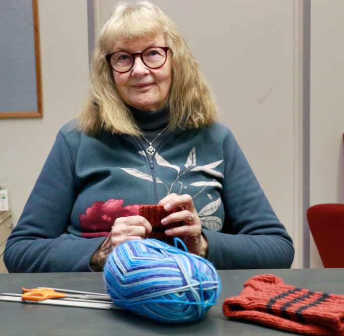 Eija Junttila antaa joululahjaksi muun muassa itse tekemiään villasukkia.