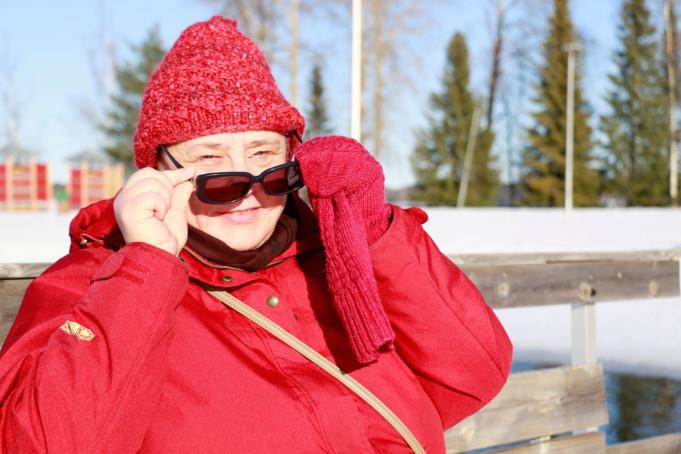 Kirsi Syrjälä kävi Vesaniemessä maanantaina katsomassa, voiko avantouintilaiturilta pulahtaa Vesijärveen.