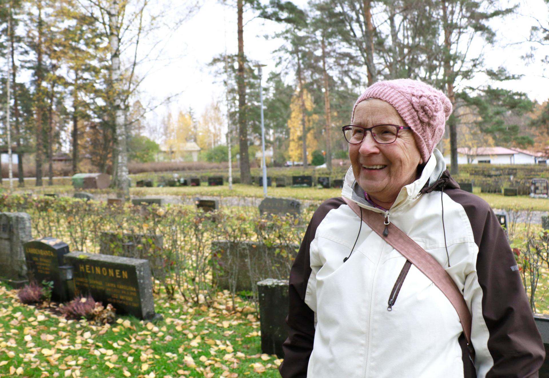 Pirkko Wallenius viihtyy lasten seurassa.