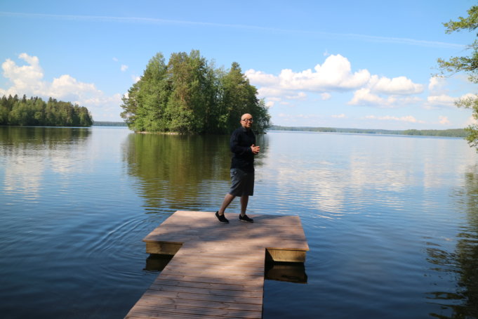 Jarkko Tontti viihtyy kesäkodissaan Vesijärven rannalla jopa puolet vuodesta.