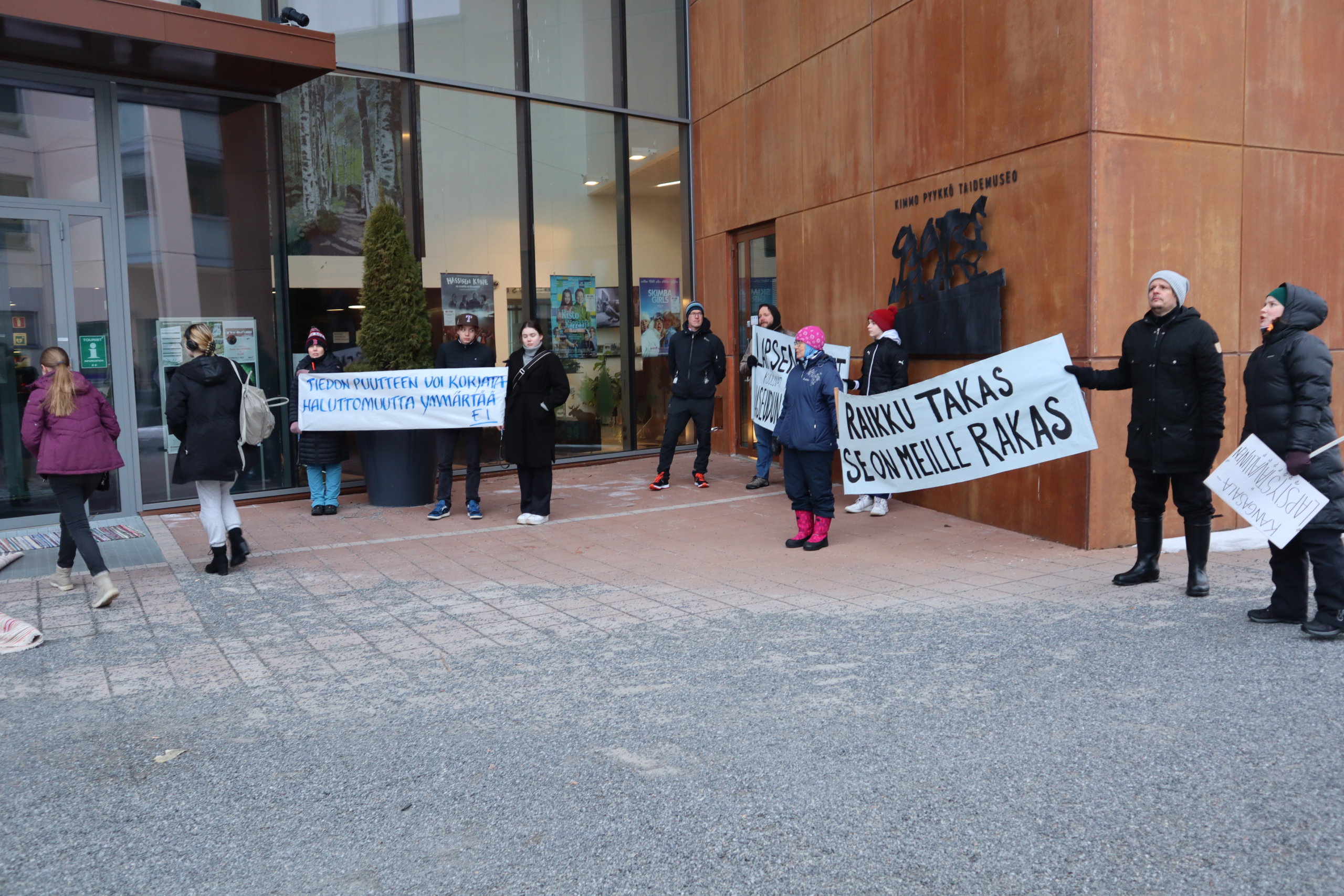 Mielenosoitus järjestettiin Kangasala-talon edustalla ennen valtuuston kokousta, jossa päätetään Raikun koulun kohtalosta. Kuva: Heli Keskinen