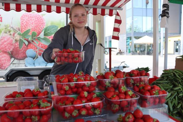 Kesätyöläinen Ilona Tuominen kertoo, että asiakkaat ovat huomanneet...