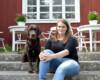Jessica vonWendt istuu koiransa kanssa Toosilan kartanon pääsisäänkäynnin...