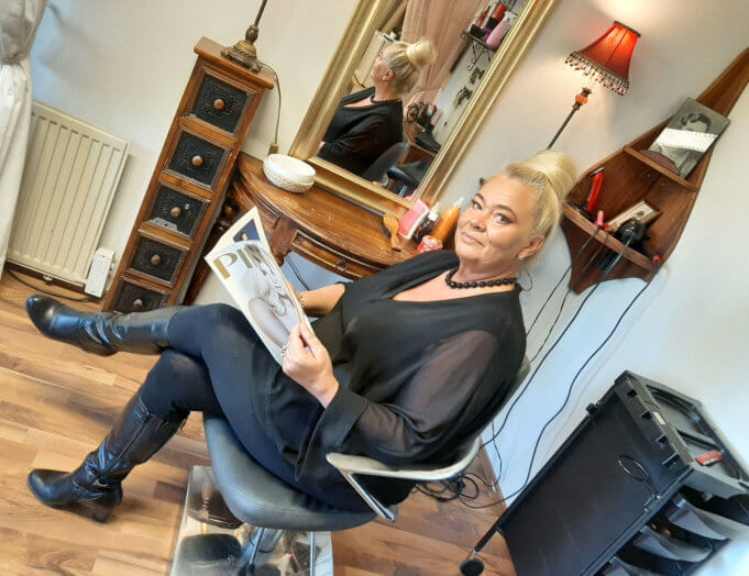 Suoraman parturi-kampaamo on nykyisin Annele Joensuun valtakunta. Hänen perusti yrityksen yhdessä Arja-äitinsä kanssa keväällä 1983. Arja jäi eläkkeelle vuonna 2008.