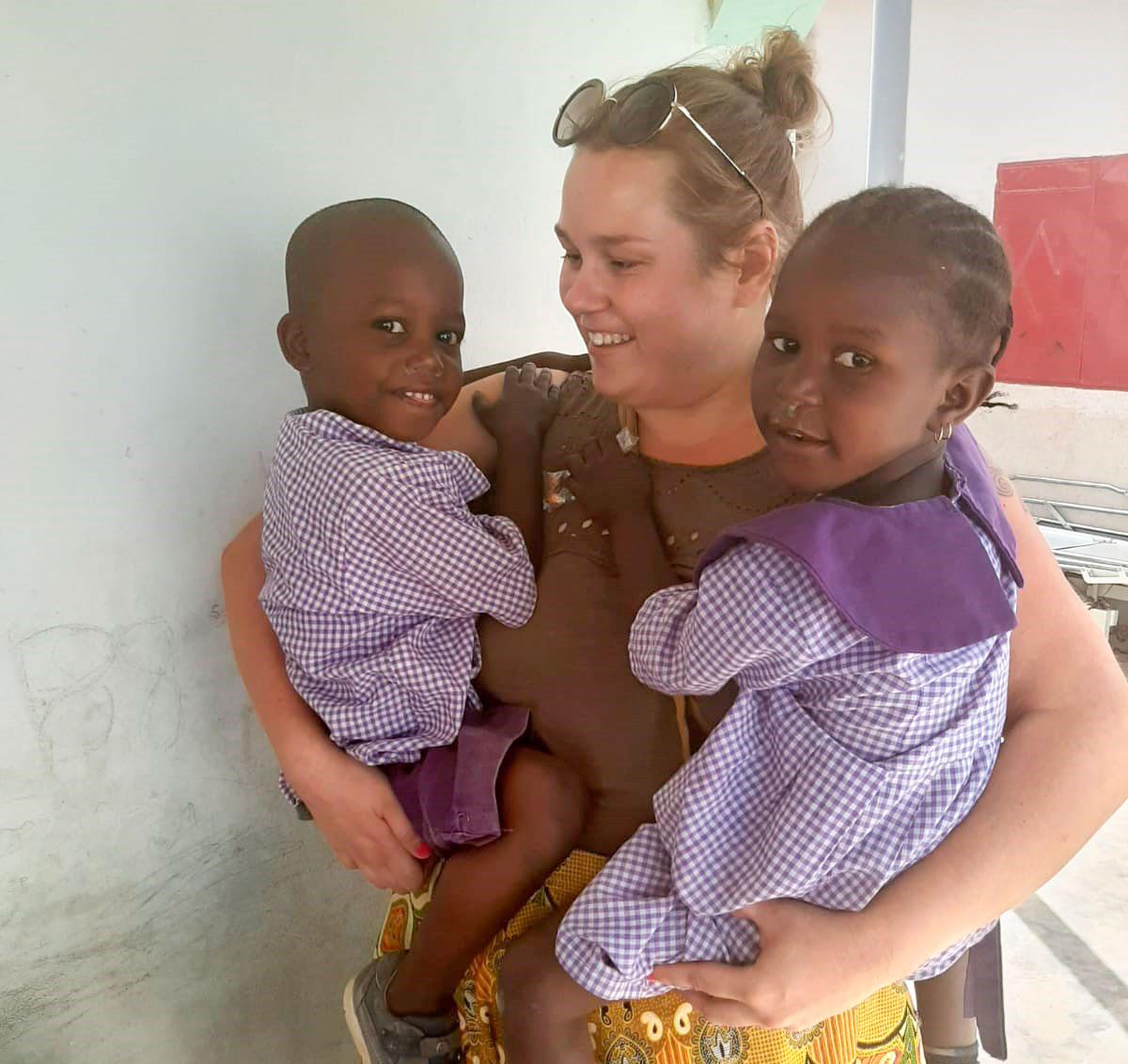 Koulut menivät Gambiassa kiinni päivän varoajalla. – Valitettavasti en ehtinyt hyvästelemään oppilaita ja opettajia. Luulen, että lapset ovat ihmeissään kaikesta tapahtuneesta, sillä en tiedä kuinka heidän kanssaan asiaa on käsitelty, pohtii Anniina Ahlholm ympärillään esikoululaisia. Kuva: Tanja Sowe