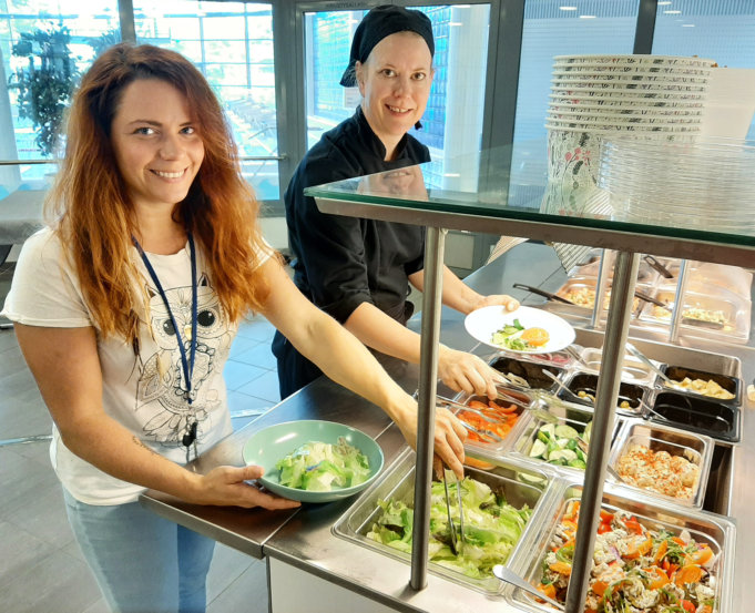 Julia Saviranta ja Jonna Hölli kokosivat oman lounaansa buffetpöydän antimista. Saviranta palvelee asiakkaita sekä uimahallin vastaanotossa että lounaskahvilassa. Hölli hääräilee Armas Helmen keittiössä kokkina.