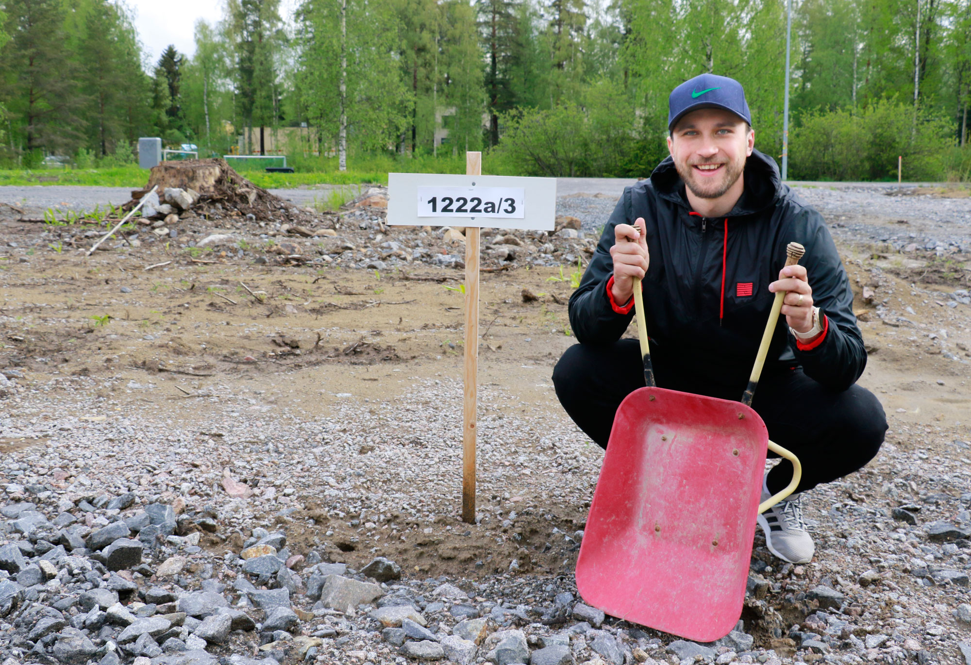 Jääkiekkoilija Eero Savilahden ja hänen Heidi-kihlattunsa koti nousee Mannakorven kaupunkipientaloalueelle. Rakennustyöt alkanevat loppusyksyllä, mutta muuttoon on vielä aikaa. Savilahti palaa elokuussa Ruotsiin, jossa hänen pestinsä Nybro Vikings IF:n kanssa jatkuu.
