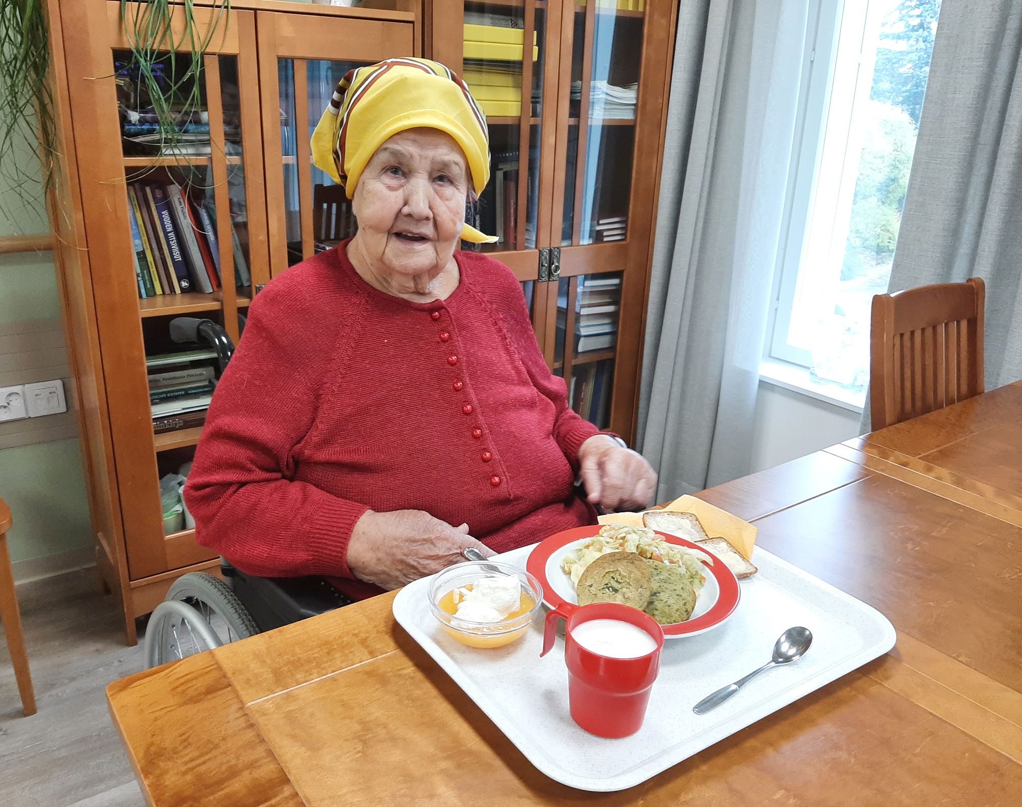 Esteri Kallionpää istahtaa mielellään aterioimaan oman kerroksensa oleskelunurkkaukseen tai Höllinkodon ruokasaliin. Hänen mukaansa ruoka maistuu vähän liiankin hyvältä.