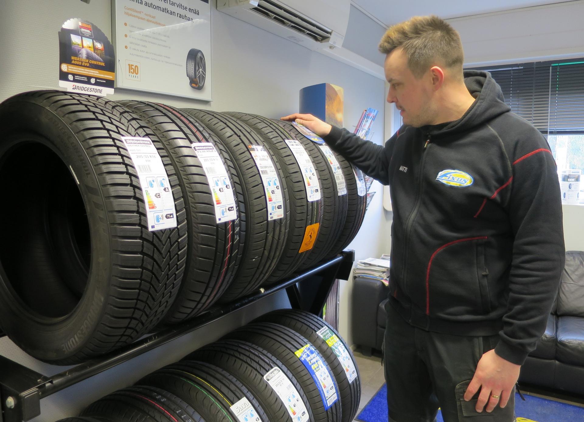 Matti Heikkilä sanoo, että uusiin renkaisiin on syytä vaihtaa, kun kilometrejä on takana 30 000-40 000.