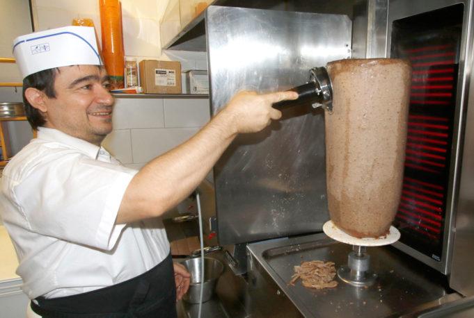 Dritan Mullaj työskenteli nelisen vuotta pietarsaarelaisessa lihajalostamossa, jossa hän osallistui muun muassa pitsa- ja kebabravintolatuotteiden kehitystyöhön. Nyt miehen oman ravintolan vartaassa kypsyy tuttu tuote.