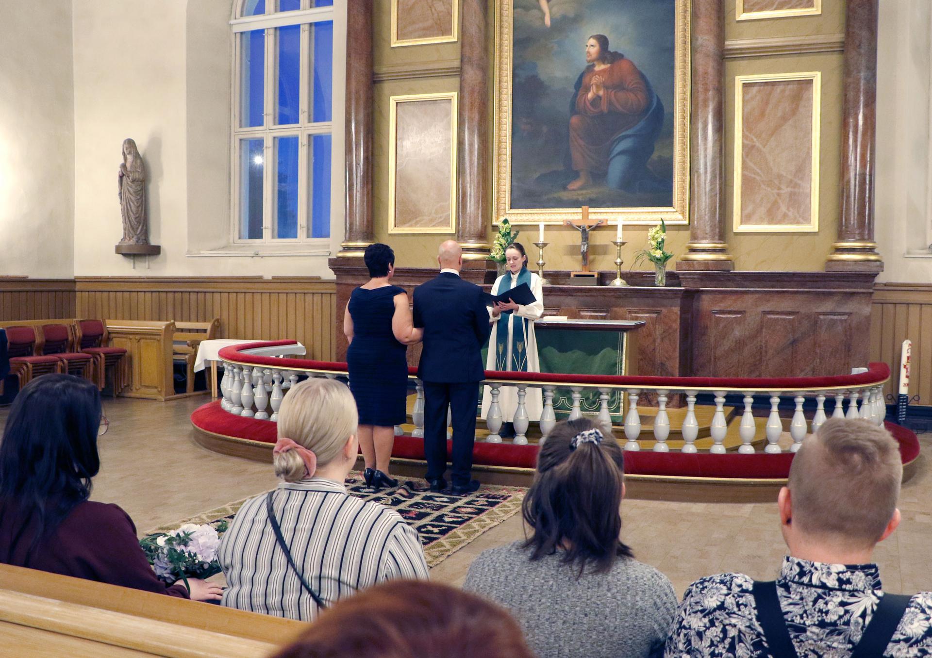 Seurakuntapastori Petra Harju vihki Sari Rönön ja Matti Äijön avioliittoon torstaisessa hääillassa.