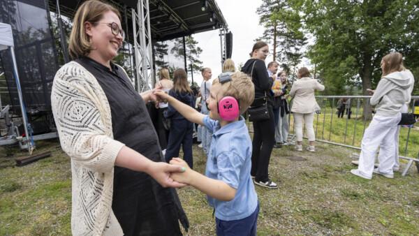 Emilia ja Eevert Mertsola jammailivat Been esitystä odotellessaan.