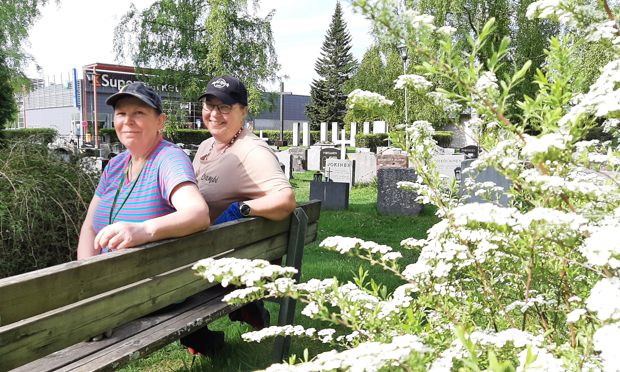 Kesäkukat vaativat säännöllistä huolenpitoa menestyäkseen haudalla, korostavat hautausmaatyöntekijät Heidi Salmela ja Sisko Ketola.