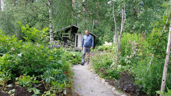 Tero Hallilan yksi lempikohdista kotipuutarhassa on pihasauna edustoineen.
