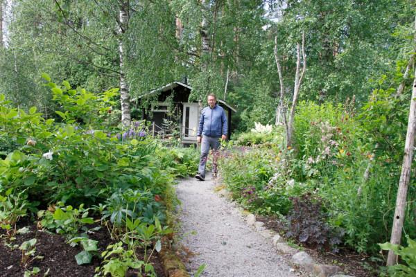 Tero Hallilan yksi lempikohdista kotipuutarhassa on pihasauna edustoineen.