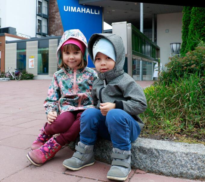 Vilja ja Juho Kunnakko olivat syysvierailulla mummulassa Kangasalla.