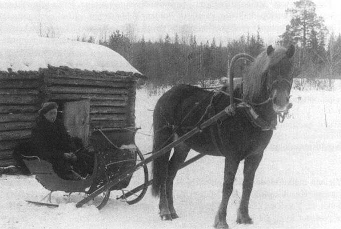Janne Sipilä Pajulan kylältä lähdössä matkalle. Entisajan matkanteko oli hidasta ja pitkillä matkoilla viihdytettiin usein matkakumppania tarinoilla.