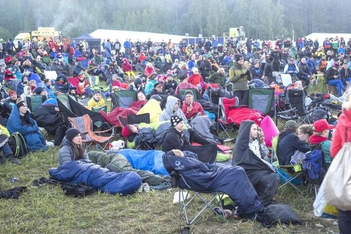 Yleisö on seurannut miesten viestiä yön yli suurilta näyttöruuduilta. Lämpöä oli auringon noustessa vain kymmenkunta astetta, mutta makuupussit lämmittävät.