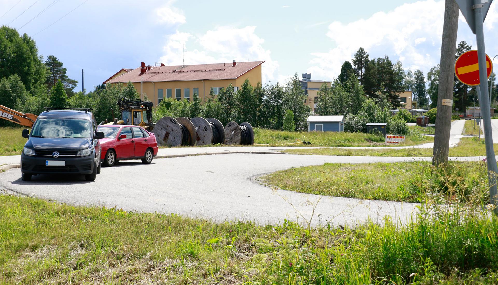 Moni on tottunut jättämään autonsa parkkiin Ahulinjärventien alkupäässä sijaitsevalle kääntöpaikalle lähtiessään esimerkiksi rullaluistelemaan.