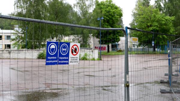 Kaivannon sairaalan purkutyömaa oli torstaina iltapäivällä aidattu. Varsinaisten...