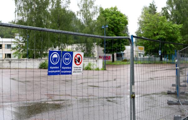 Kaivannon sairaalan purkutyömaa oli torstaina iltapäivällä aidattu. Varsinaisten...