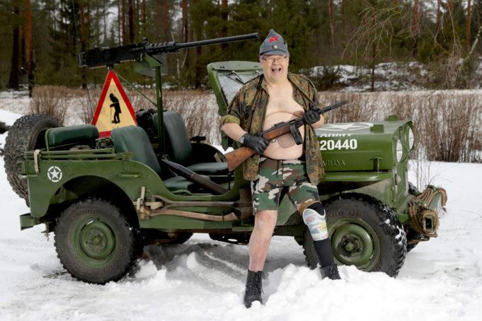 Jari Männikköä voi ihailla tammikuun 2021 kalenterikuvassa, jossa hän poseeraa omistamansa Willys-sotajeepin kanssa. Kuva: Jouni Valkeeniemi