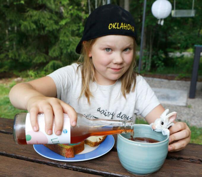 Lilli Tuominen kertoo käyttävänsä kahvilan mahdollisen tuoton kanien parhaaksi.