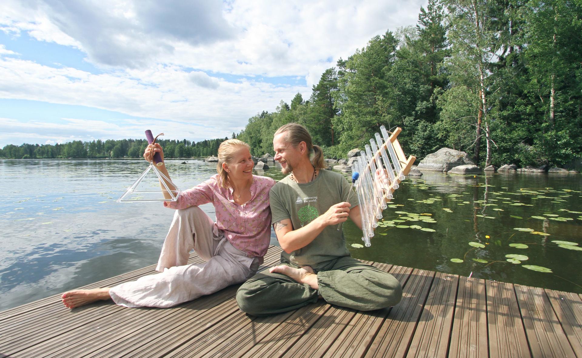 Katri Levonen ja Mika Kunnasvaara sanovat haluavansa auttaa ihmisiä, jotta jokainen voisi kokea sisäisen rakkauden, luottamuksen ja elämänilon.
