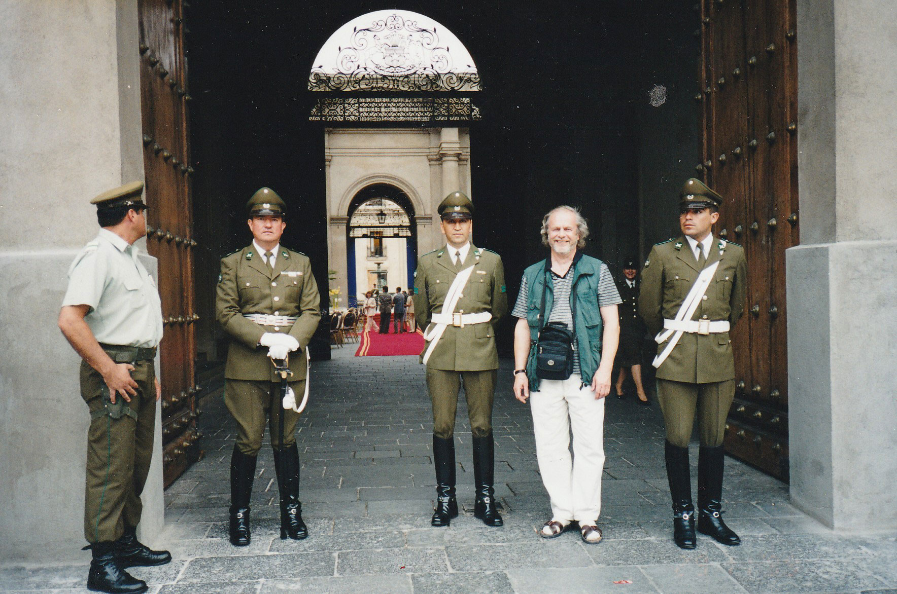 Arja Lehto kuvasi Kauko Äikkään presidentin palatsin edustalla Chilen pääkaupungissa Santiagossa. Paikalla tapahtui vuonna 1973 väkivaltainen vallanvaihto, jossa vallassa olleen presidentti Salvador Allenden elämä päättyi. Vallankaappausta johti kenraali Augusto Pinochet, jonka Allende oli nimittänyt virkaansa.