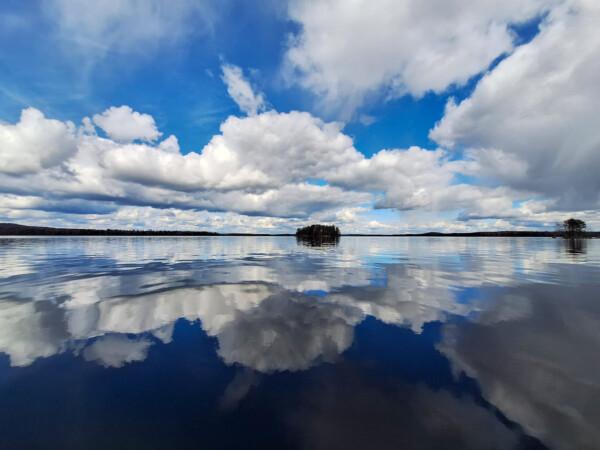 Topeliuksen mukaan "kuin lemmikin sulosilmä, niin kirkas, niin...