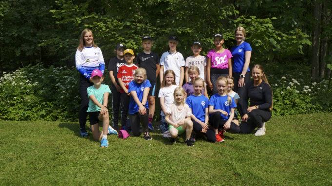 Kangasalan Kisan urheiluleirille osallistui lapsia ja nuoria useista eri jaostoista. Kuvassa myös ohjaajat Ilona Verho, Milja Rantala ja Mona Tuomainen.