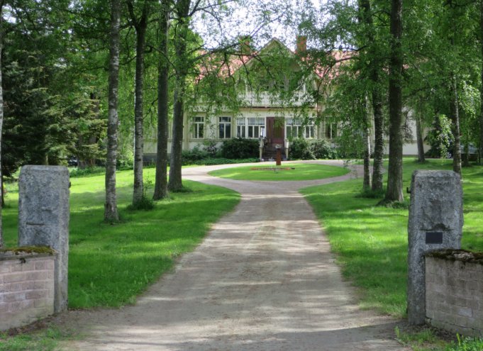 Vuonna 1556 kuninkaankartanoksi perustettu Liuksiala siirtyi Meurmanin suvun omistukseen 1821.