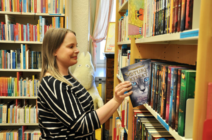 Lotta Luukila kertoo olevansa unelmatyössään, kun saa tehdä työtä lasten- ja nuortenkirjallisuuden kanssa. Soturikissat-kirjasarjasta on tullut maailmanlaajuinen ilmiö, joka vetää puoleensa paljon nuoria lukijoita myös Suomesta.