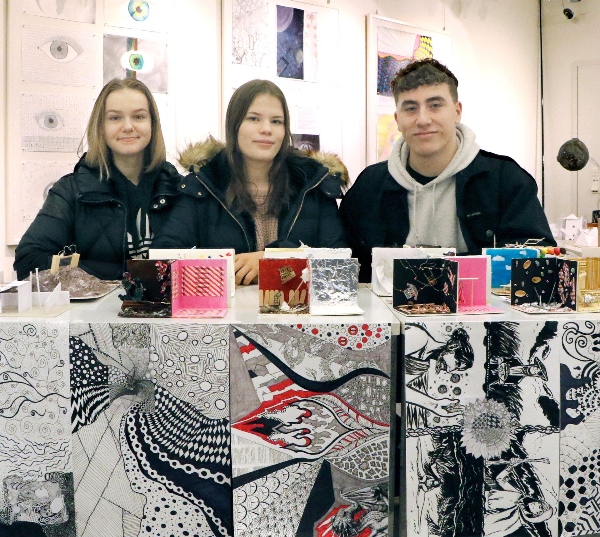 Kangasalan lukion kuvataidekurssilaisten syksyn töistä on koottu Tekonäky-näyttely, jossa on esillä myö Sanna Hietarannan, Jasmin Migdalin ja Jooel Hildénin töitä.