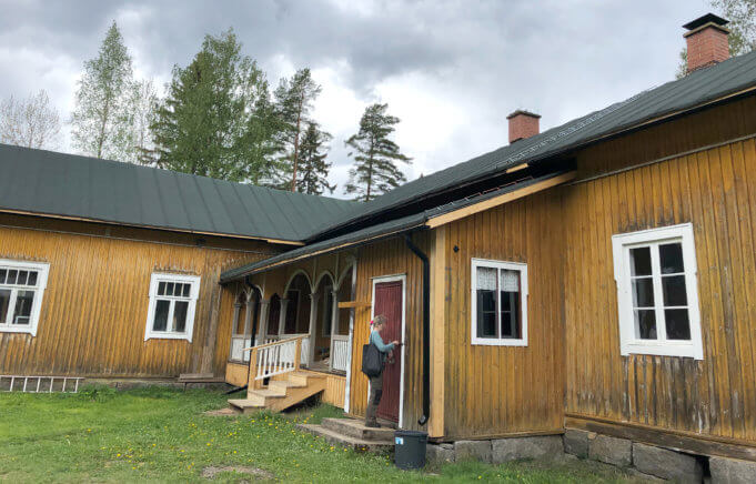 Asuinrakennuksen ikkunat palautettiin kunnostettuina paikoilleen kesän kynnyksellä. Kuva: Aliisa Koivisto