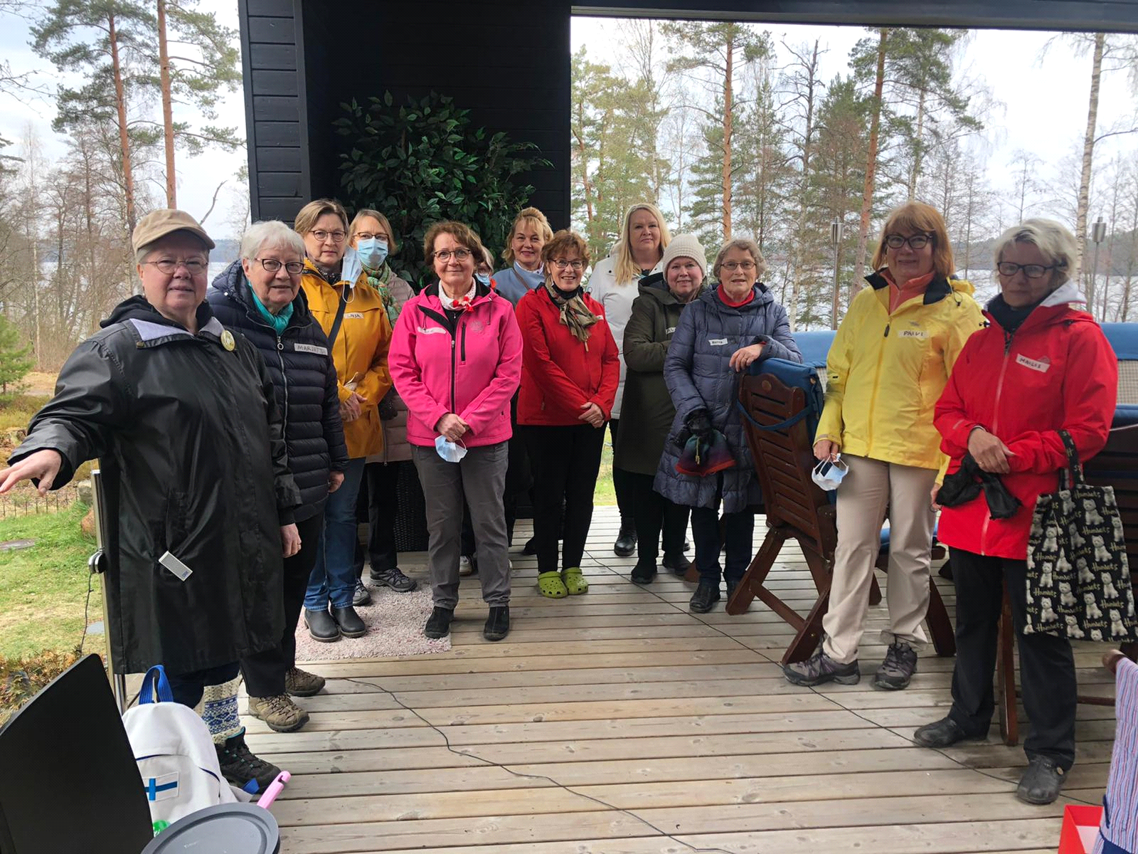 Illan vetäjinä toimivat Kangasalan marttojen jäsenet Marita Kankaanpää ja sihteeri Taru Tuomainen, jonka terassilla tapahtuma järjestettiin 10. toukokuuta Pikonlinnan rantamaisemissa.