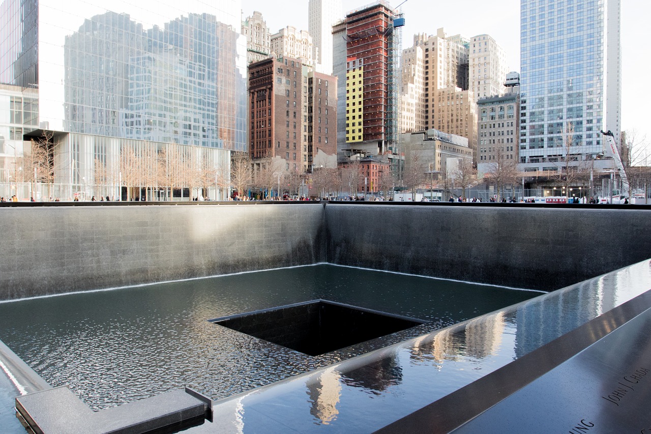 Yhdysvalloissa Manhattanilla voi hiljentyä World Trade Centerin muistomerkin luona, joka sijaitsee tuhottujen kaksoistornien paikalla. Kuva: Pixabay